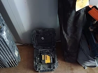 Lot 5 - dewalt laser met statief