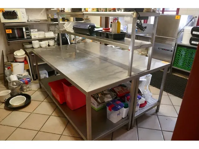 Lot 5 - dubbele rvs werktafel met bodemschap + rek - afbeelding 1 van  4