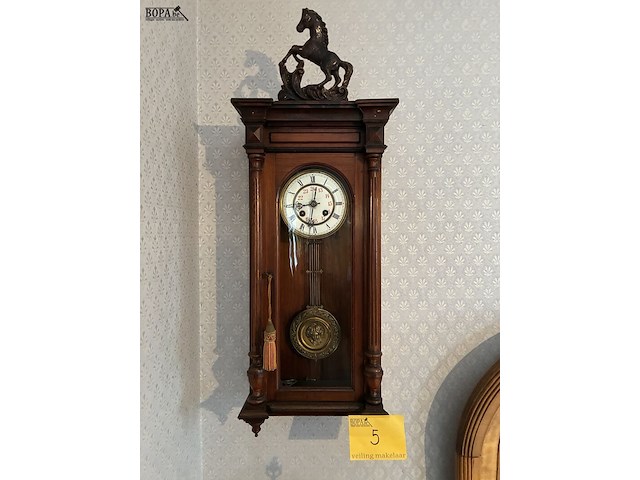 Lot 5 - hangklok met slinger - afbeelding 1 van  4