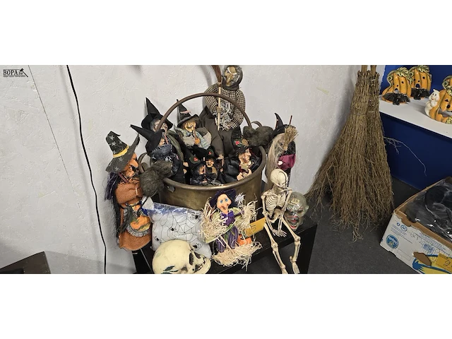 Lot 5 - heksenketel ong 20 stuks - afbeelding 2 van  7