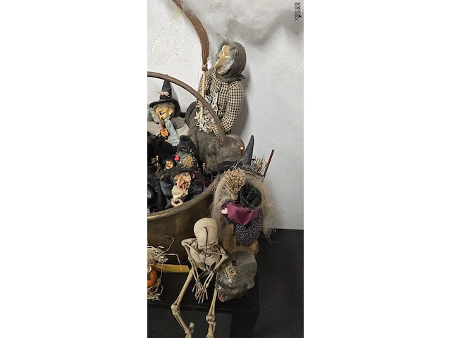 Lot 5 - heksenketel ong 20 stuks - afbeelding 5 van  7