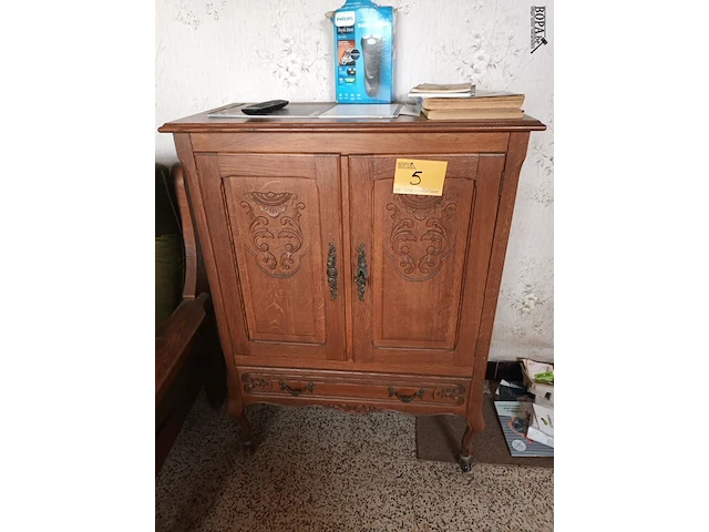 Lot 5 - houten kastje op wielen - afbeelding 1 van  3