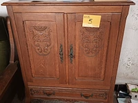 Lot 5 - houten kastje op wielen