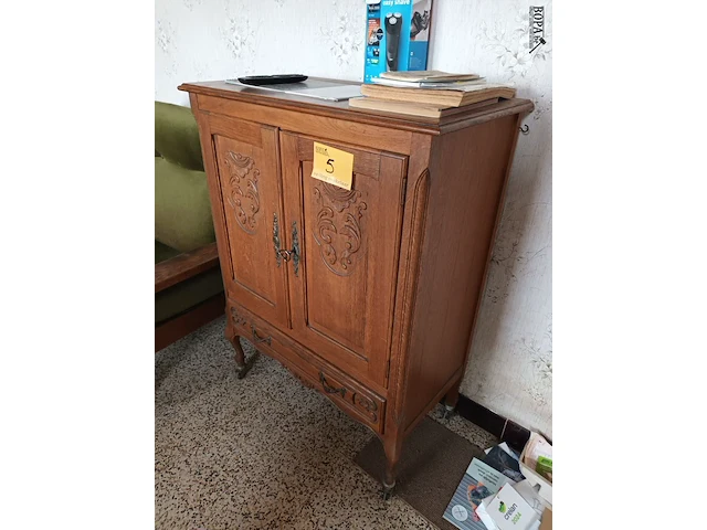 Lot 5 - houten kastje op wielen - afbeelding 2 van  3