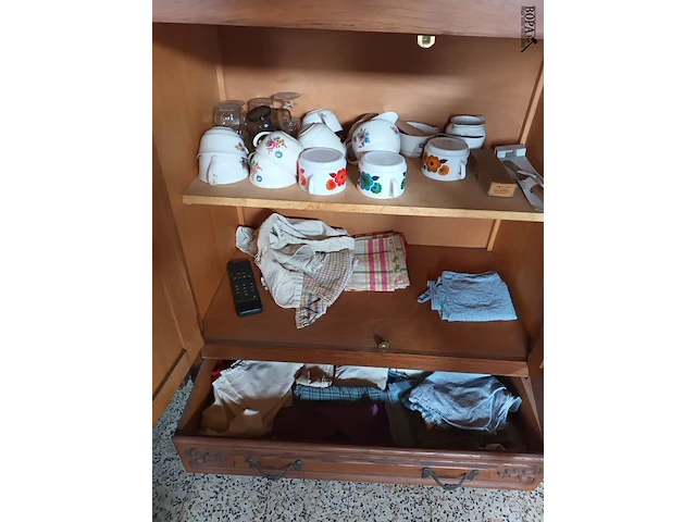 Lot 5 - houten kastje op wielen - afbeelding 3 van  3