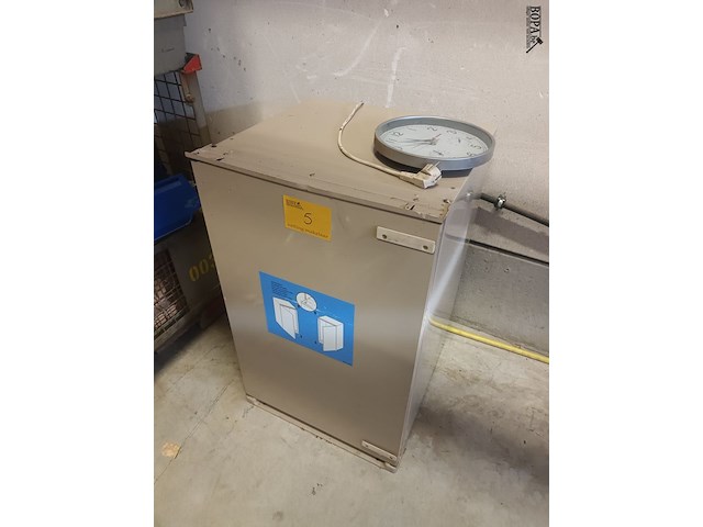 Lot 5 - inbouwkoelkast en klok - afbeelding 1 van  3