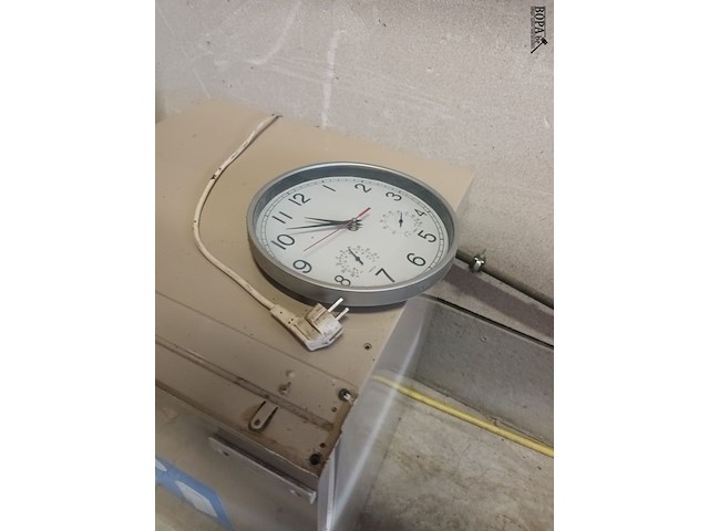 Lot 5 - inbouwkoelkast en klok - afbeelding 2 van  3