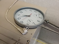 Lot 5 - inbouwkoelkast en klok - afbeelding 2 van  3