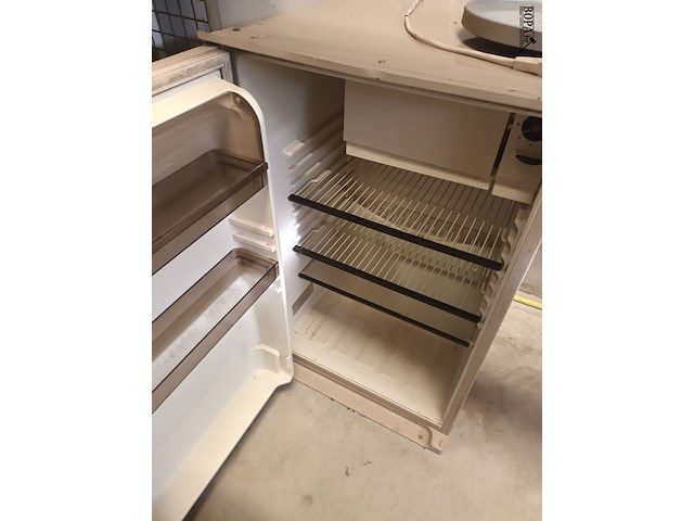 Lot 5 - inbouwkoelkast en klok - afbeelding 3 van  3