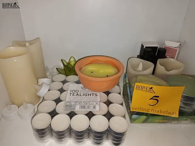 Lot 5 - kaarsen, ledkaarsen, theelichtjes en houders. 20 stuks - afbeelding 3 van  4