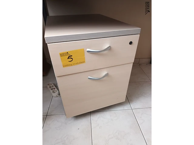 Lot 5 - ladekastje met inhoud - afbeelding 1 van  3