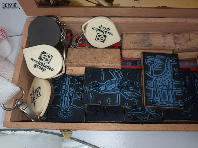 Lot 5 - oude stempels en sleutelhangers - afbeelding 2 van  4