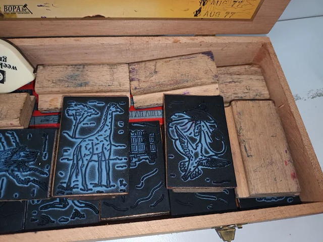 Lot 5 - oude stempels en sleutelhangers - afbeelding 3 van  4