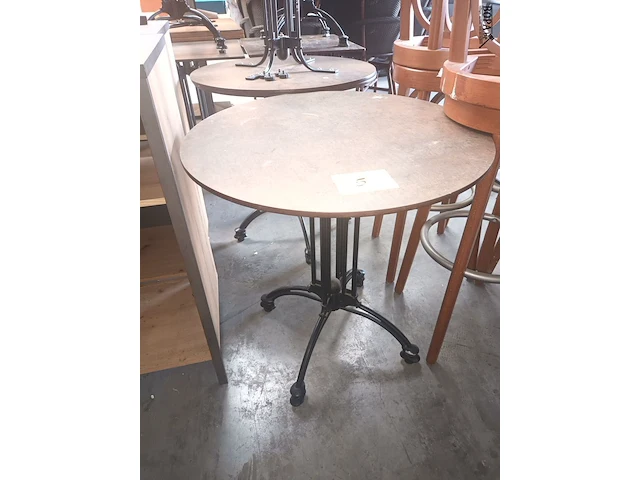 Lot 5 - ronde terrastafel. 3 stuks - afbeelding 2 van  3