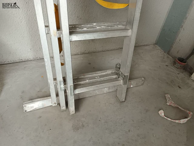 Lot 5 - uitschuifbare aluminium ladder - afbeelding 2 van  4