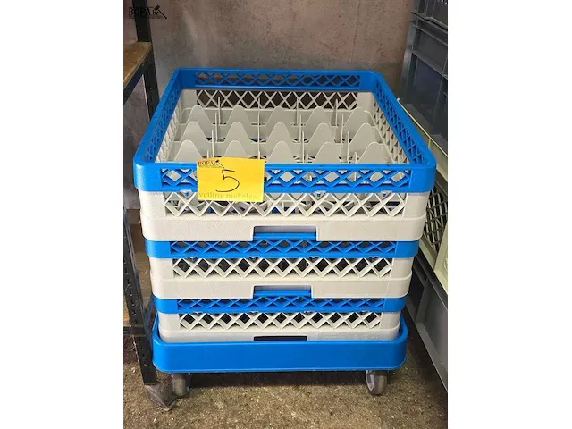 Lot 5 - vierkante glazenbakken blauw/grijs met kar - afbeelding 1 van  3
