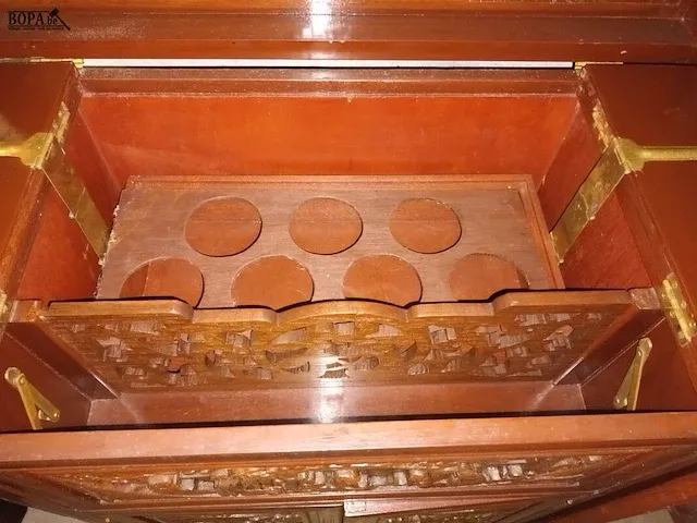 Lot 5 - volhouten chinese barkast - afbeelding 3 van  9