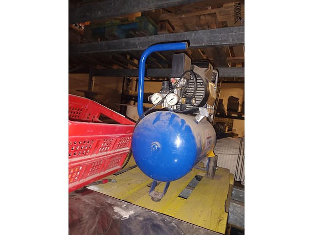 Lot 50 - compressor master mecanic - afbeelding 2 van  2