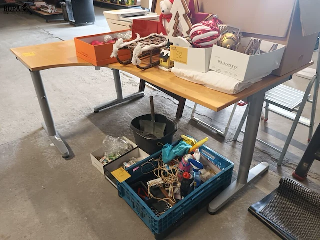 Lot 50 - hoekbureau - afbeelding 1 van  4