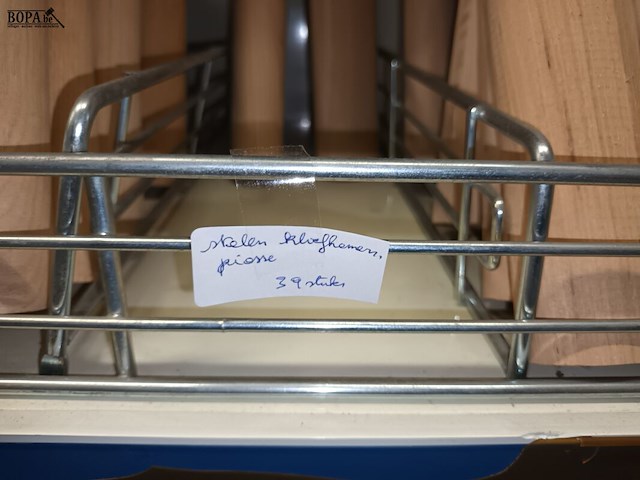 Lot 50 - houten stelen. 39 stuks - afbeelding 3 van  3