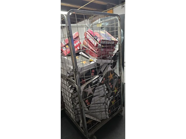 Lot 50 - inhoud rolcontainer lichtgevende kerst sterren - afbeelding 1 van  4