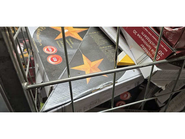 Lot 50 - inhoud rolcontainer lichtgevende kerst sterren - afbeelding 3 van  4