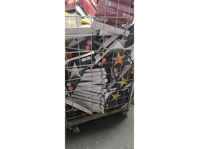Lot 50 - inhoud rolcontainer lichtgevende kerst sterren - afbeelding 4 van  4
