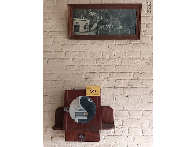 Lot 50 - kader en spiegelkastje - afbeelding 1 van  3