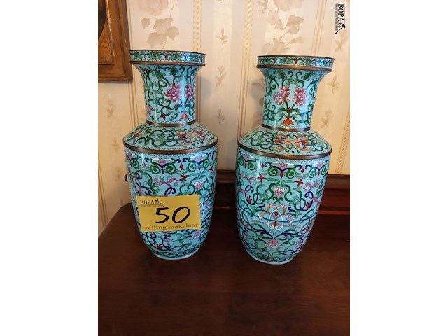 Lot 50 - koppel chinese vazen - afbeelding 1 van  5