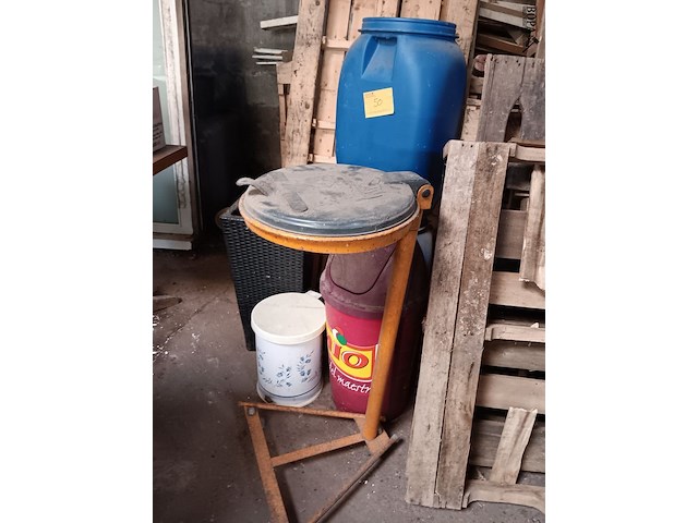 Lot 50 - lot vuilnisbakken - afbeelding 1 van  2