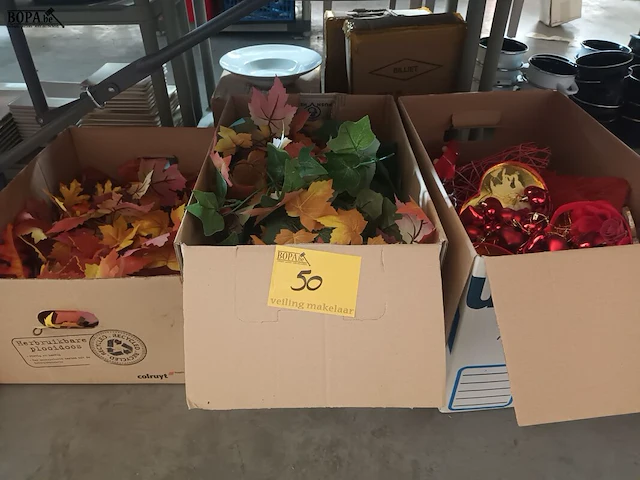 Lot 50 - valentijn- en herfstdecoratie. 3 dozen - afbeelding 1 van  4