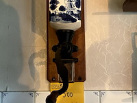 Lot 500 - koffiemolen delft om aan de muur te bevestigen - afbeelding 1 van  3