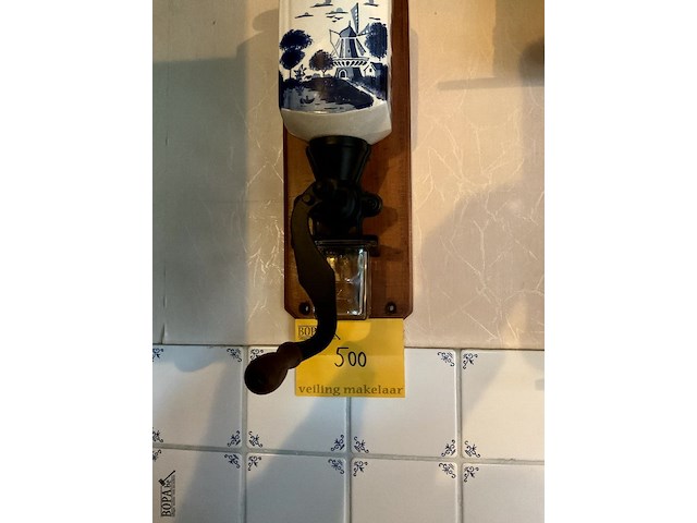 Lot 500 - koffiemolen delft om aan de muur te bevestigen - afbeelding 2 van  3