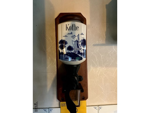 Lot 500 - koffiemolen delft om aan de muur te bevestigen - afbeelding 3 van  3