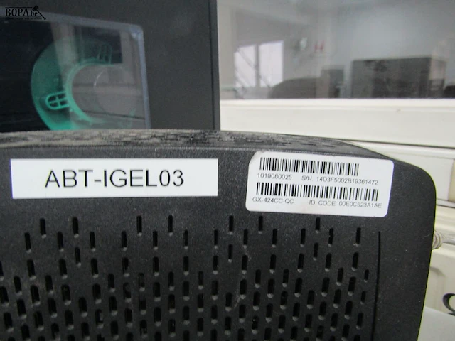 Lot 500 - pc met toebehoren - afbeelding 2 van  2