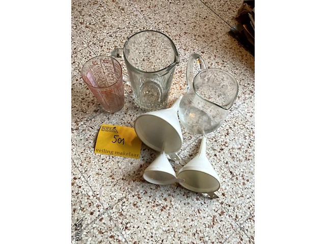 Lot 501 - glazen kannen en trechters, 6 stuks - afbeelding 1 van  2