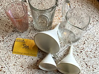 Lot 501 - glazen kannen en trechters, 6 stuks - afbeelding 1 van  2