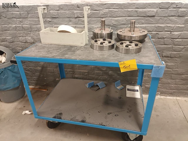 Lot 501 - metalen kar met inhoud - afbeelding 1 van  4