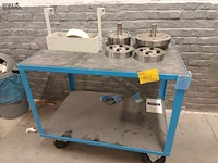 Lot 501 - metalen kar met inhoud - afbeelding 1 van  4