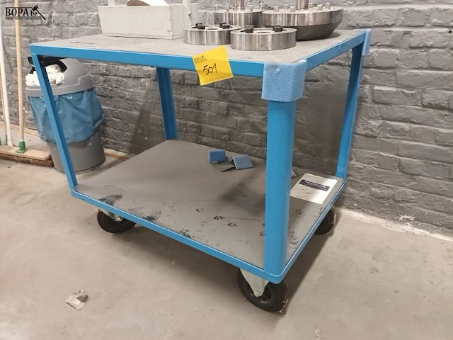 Lot 501 - metalen kar met inhoud - afbeelding 2 van  4