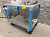 Lot 501 - metalen kar met inhoud - afbeelding 2 van  4