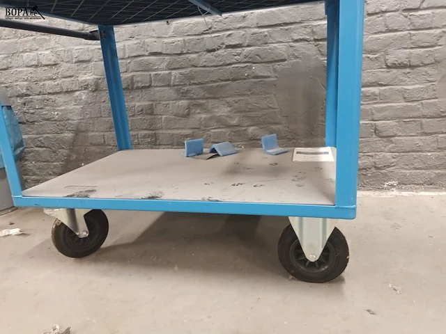 Lot 501 - metalen kar met inhoud - afbeelding 3 van  4