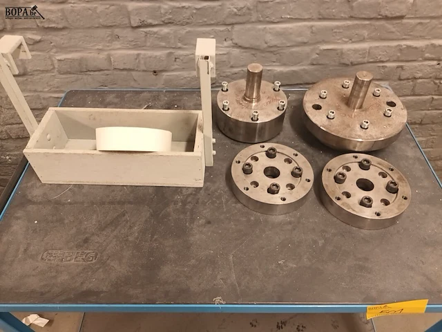 Lot 501 - metalen kar met inhoud - afbeelding 4 van  4