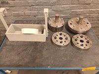 Lot 501 - metalen kar met inhoud - afbeelding 4 van  4