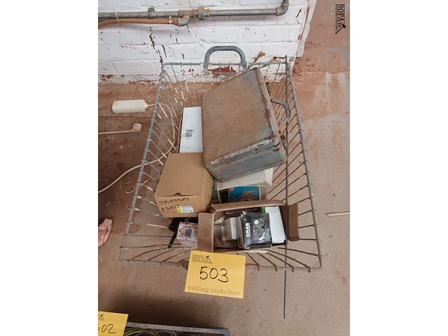 Lot 503 - ijzeren mand met schroeven - afbeelding 1 van  4