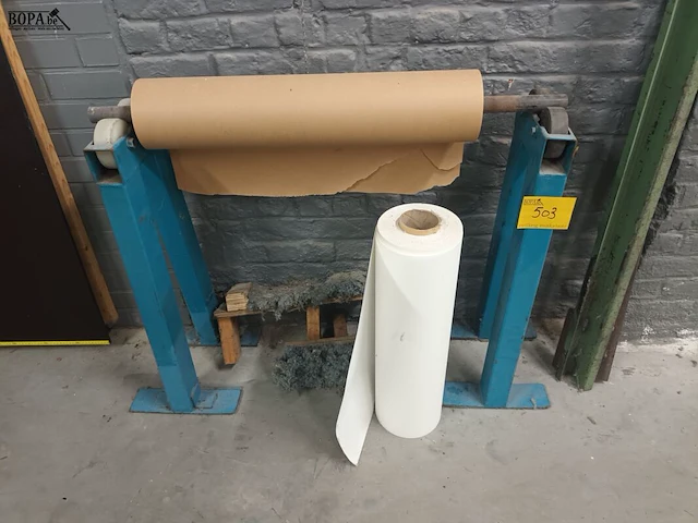 Lot 503 - papierrol houder met rollen papier - afbeelding 1 van  4