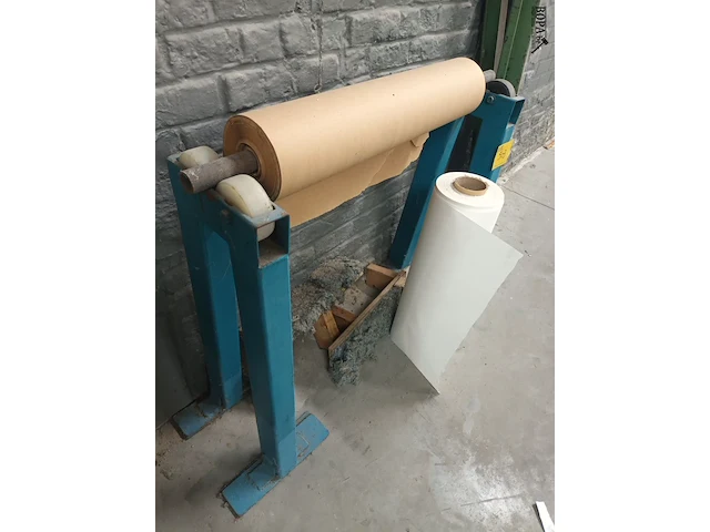 Lot 503 - papierrol houder met rollen papier - afbeelding 4 van  4