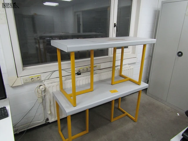 Lot 504 - werktafel. 2 stuks - afbeelding 1 van  1