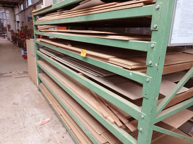 Lot 506 - lot panelen. inhoud rek - afbeelding 1 van  4