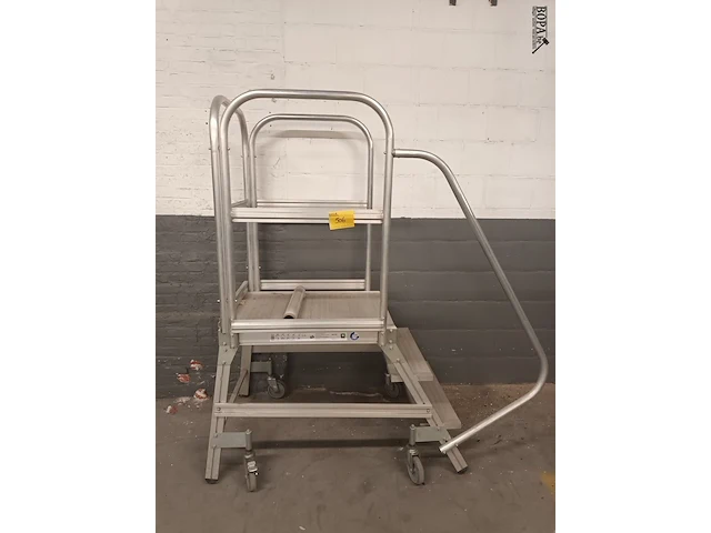 Lot 506 - platformtrap - afbeelding 1 van  4